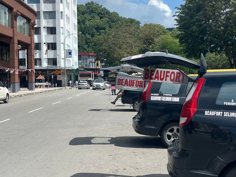 Zoomer sur l'image : Station de Bus à Kota Kinabalu